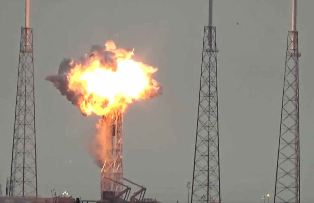 Falcon 9 rocket exploded at Cape Canaveral (1)