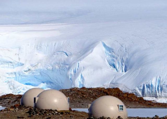 Luxury campsite in Antarctica (9)