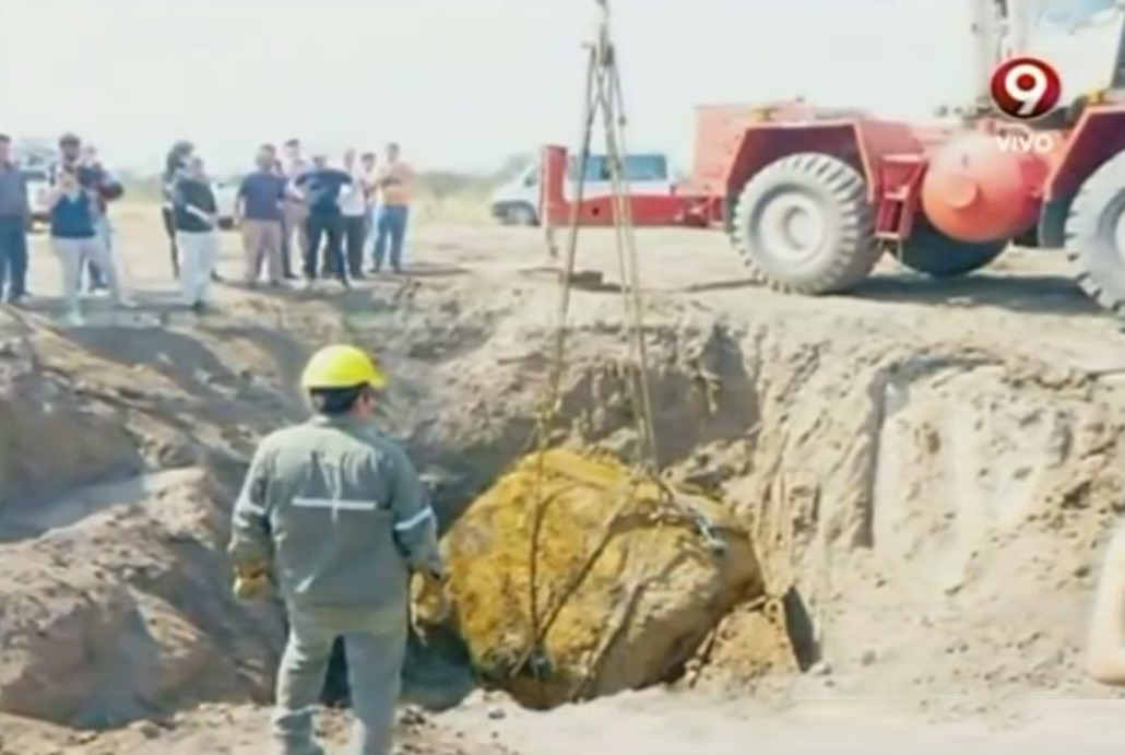 The extraction of a giant 30 ton Meteorite 1