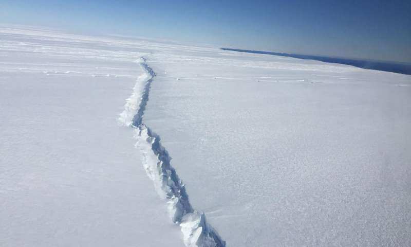 Accelerated Ice Shelf breaking up in West Antarctica 1