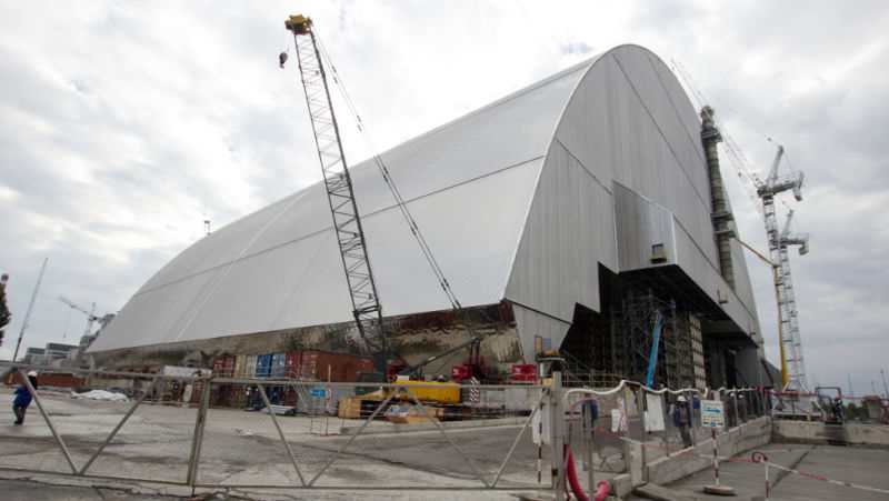 Giant shield begins move towards Chernobyl reactor