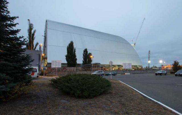 Giant shield begins move towards Chernobyl reactor