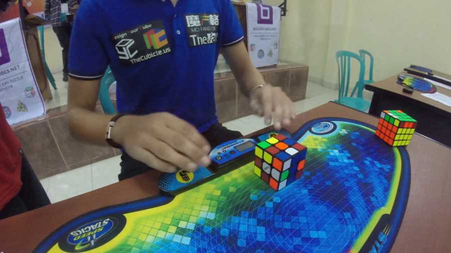 Rubiks Cube World Record 4.74 Seconds 1