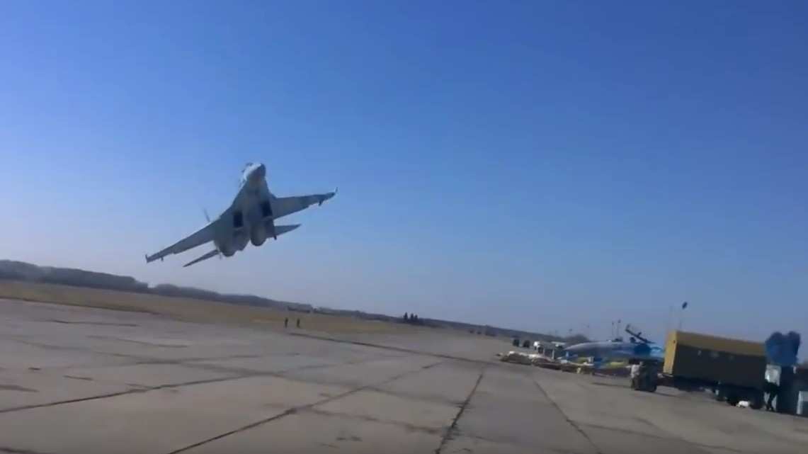 Watch this scary video of a Ukrainian Su 27 1