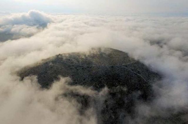 The top of the Strongilovoúni hill