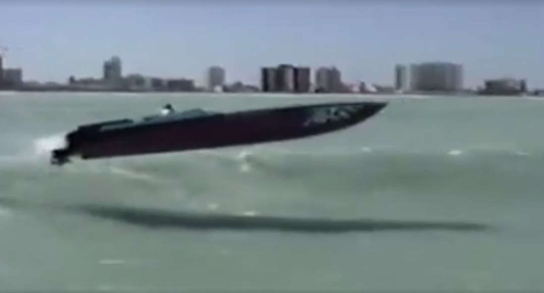 Amazing Powerboat in insane flight 1