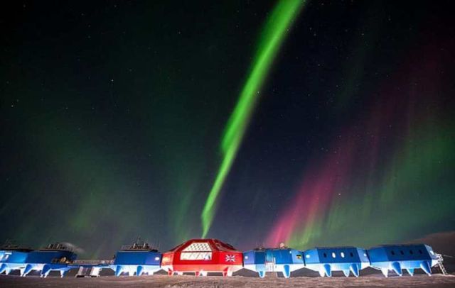 Halley VI research station is dragged 14 miles