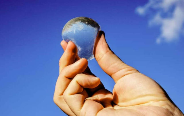 Ooho! algae balloon is replacing plastic bottles