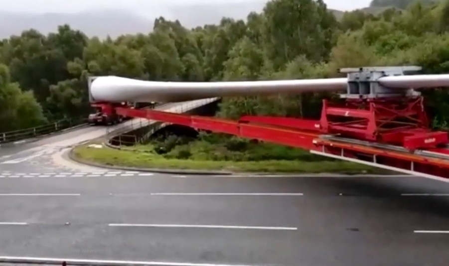 Watch how a 200ft lorry turns sharp right on a narrow road