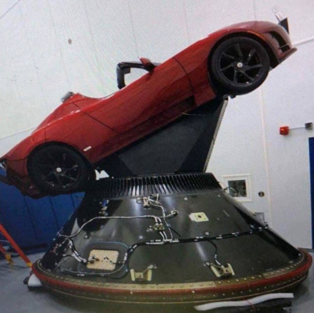 SpaceX is planing to send a Tesla Roadster to Mars (3)