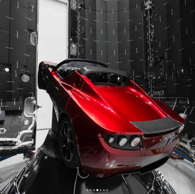 SpaceX is planing to send a Tesla Roadster to Mars (2)