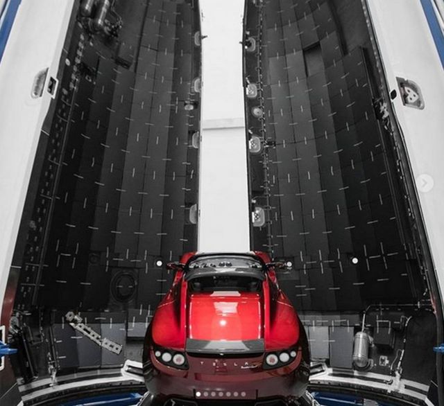 SpaceX is planing to send a Tesla Roadster to Mars (1)