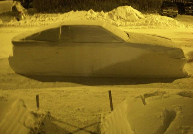 Snow car in street confuses Police