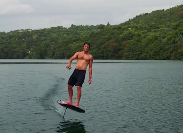 The electric Surfboard that flies over the water