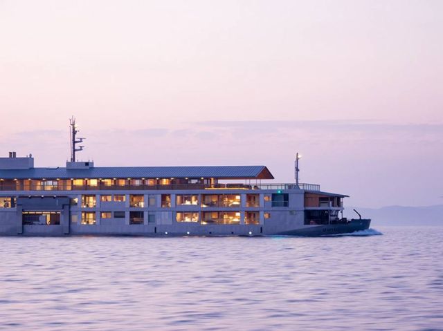 Guntu Luxury Japanese Floating Hotel (8)