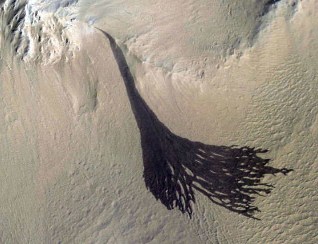 Splitting Slope Streaks on Mars