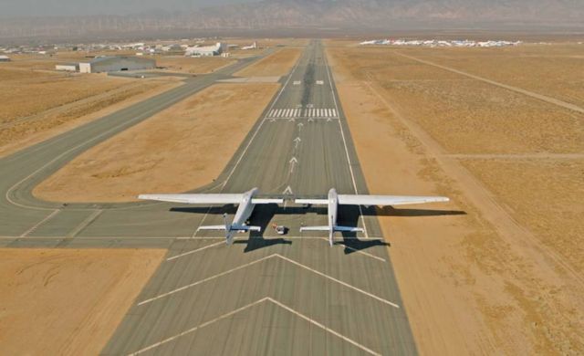 Taxi Test of the world's biggest Airplane (2)