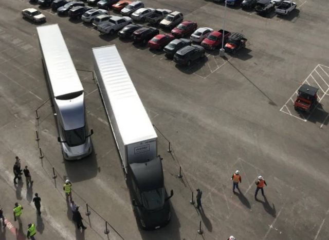 Tesla's Semi heavy duty Truck first load (2)