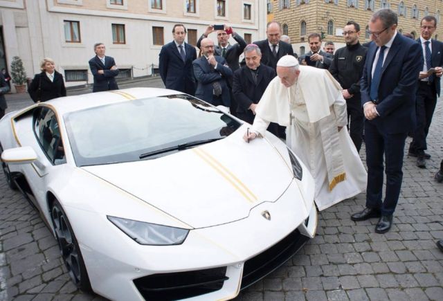 Pope Francis' Lamborghini Huracan for charity (5)