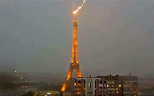 The moment Lightning strikes Eiffel Tower