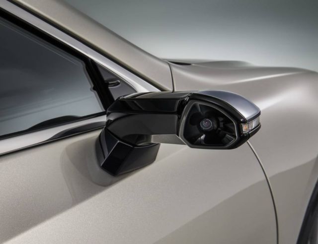 Lexus ES is the first production car with Digital Side Mirrors