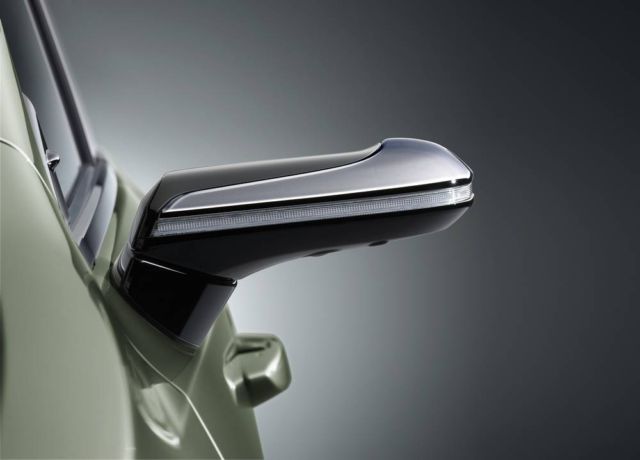 Lexus ES is the first production car with Digital Side Mirrors (6)