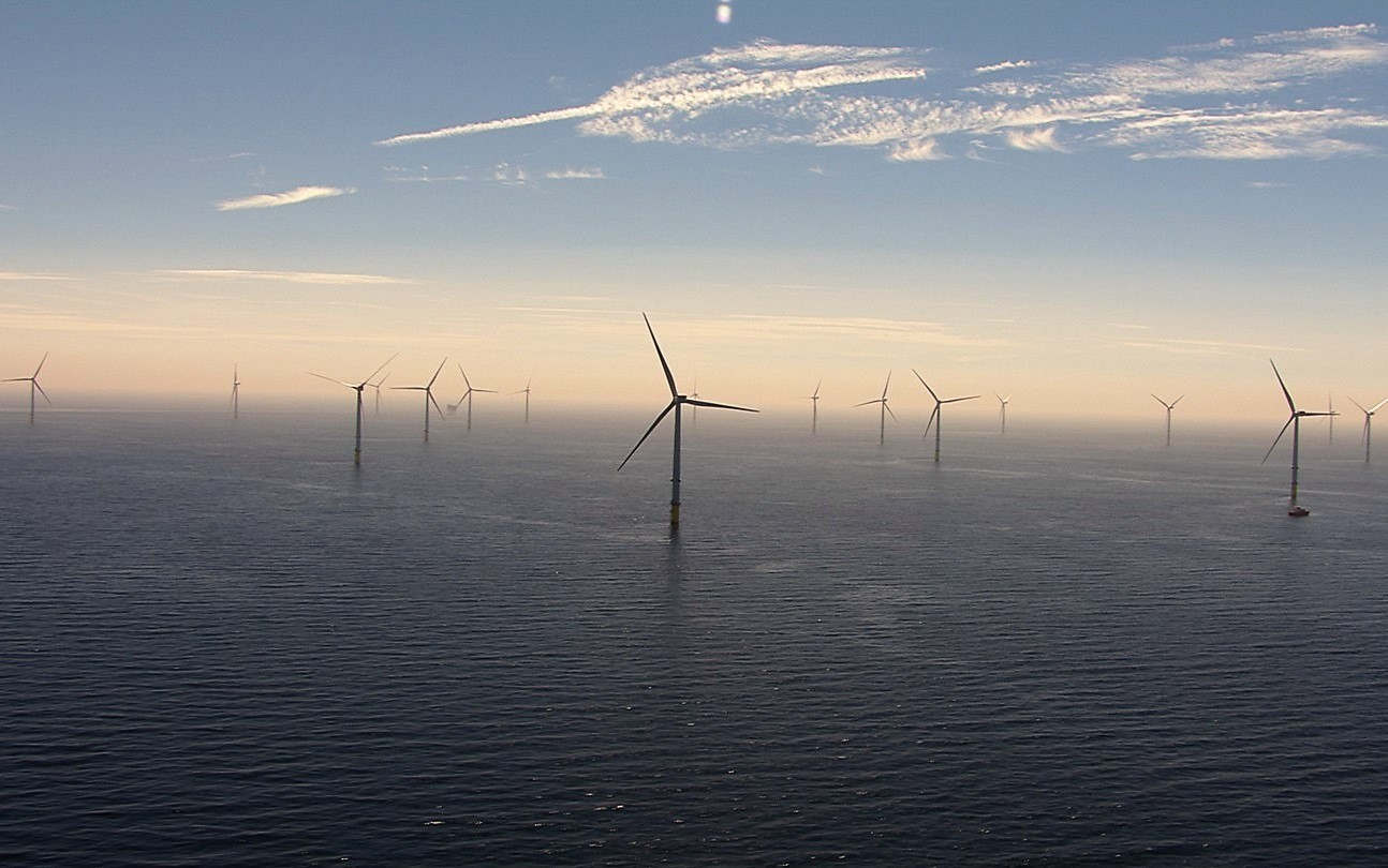 the-world-s-largest-offshore-wind-farm-just-opens-wordlesstech