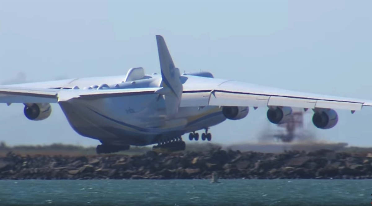 Worlds Largest Airplane Landing in Oakland