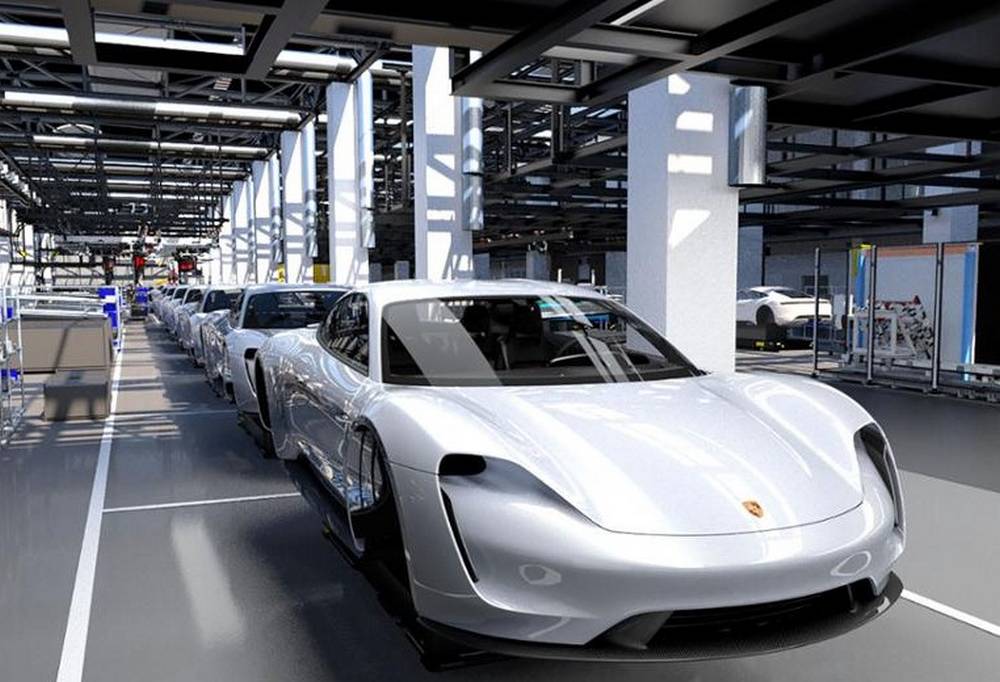 Porsche enters the electric era with the Taycan (4)