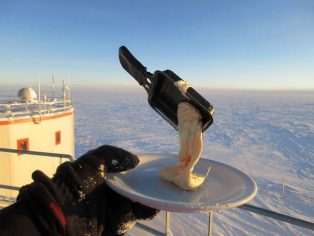 Trying to Eat outside in Antarctica at -70ºC (3)