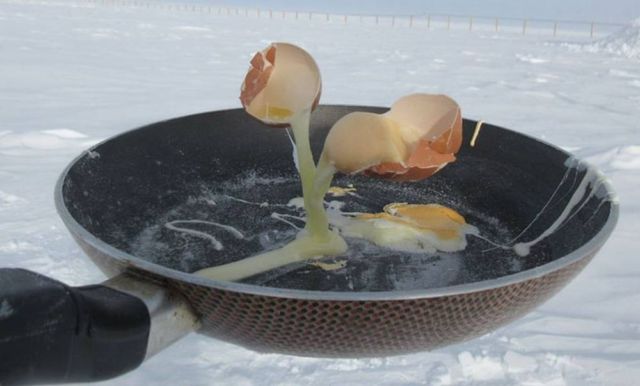 Trying to Eat outside in Antarctica at -70ºC (2)