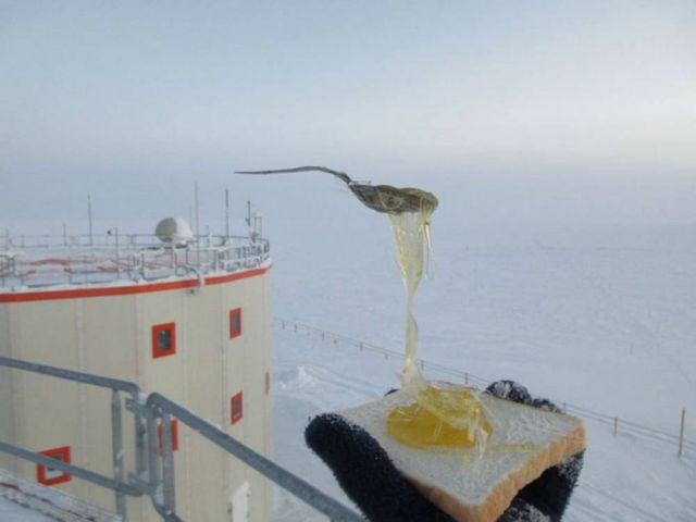 Trying to Eat outside in Antarctica at -70ºC (1)