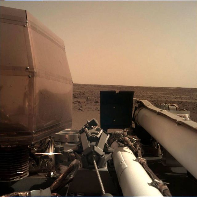 First Photo from NASA InSight lander on Mars (4)