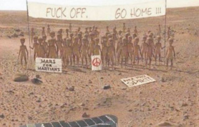 First Photo from NASA InSight lander on Mars (3)