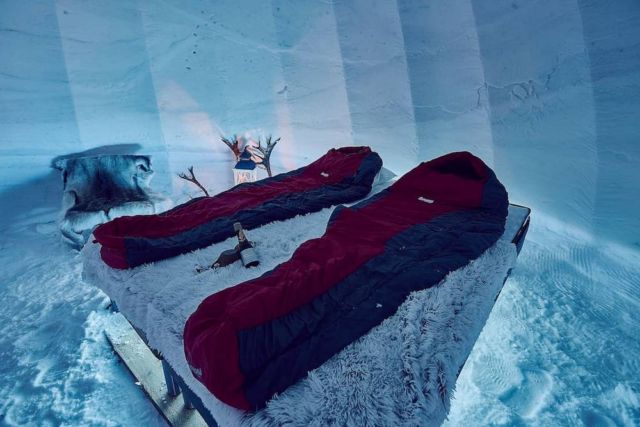 Snow Igloo under the Northern Lights (3)