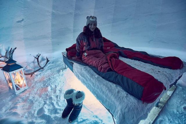 Snow Igloo under the Northern Lights (2)