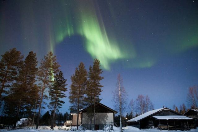 Snow Igloo under the Northern Lights (1)