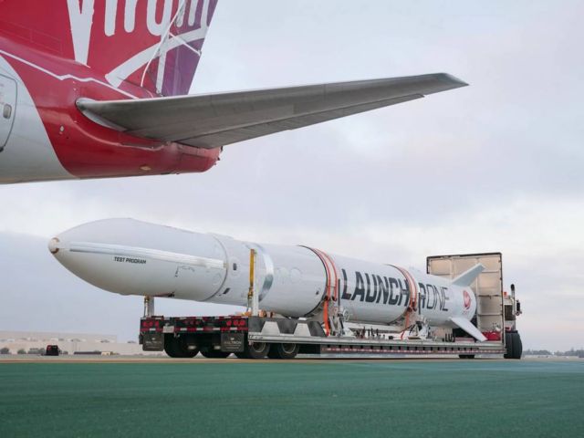 Virgin Orbit's LauncherOne meets Cosmic Girl 747 (4)