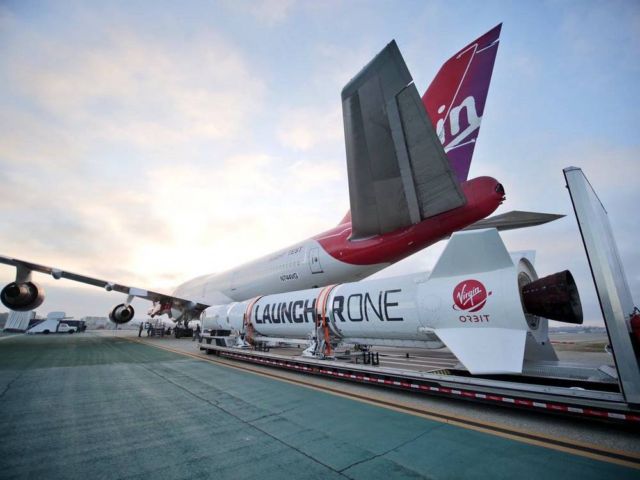 Virgin Orbit's LauncherOne meets Cosmic Girl 747 (2)