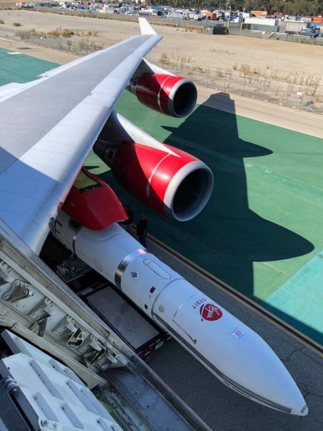 Virgin Orbit's LauncherOne meets Cosmic Girl 747 (1)