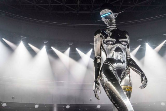 Hajime Sorayama's giant robot for Dior 