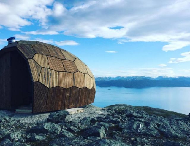 A Timber Hiking Cabin for the Arctic Circle