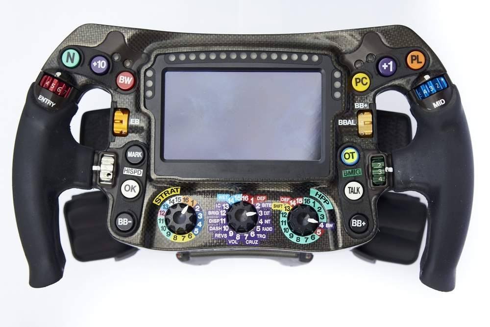 How does a Formula 1 steering wheel work? | wordlessTech