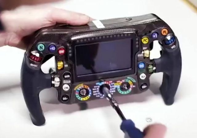 How does a Formula 1 steering wheel work (3)