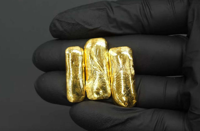 Turning old jewelry into pure Gold Bars
