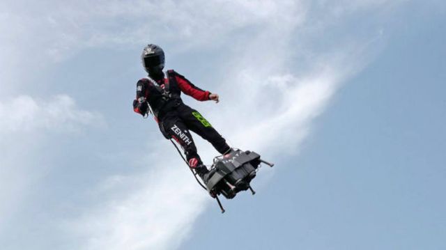 Francky Zapata crossed the English Channel on Flyboard