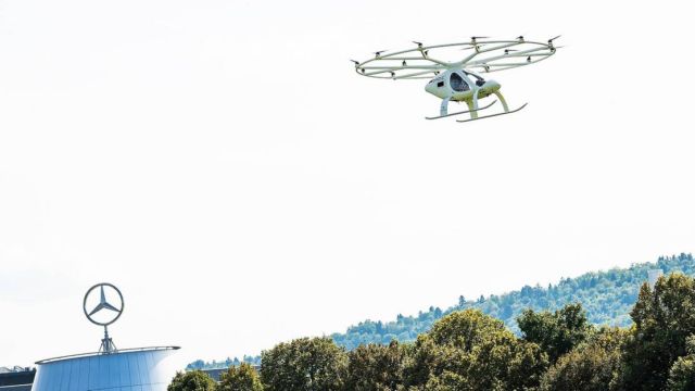 First urban flight of the Volocopter Air Taxi 