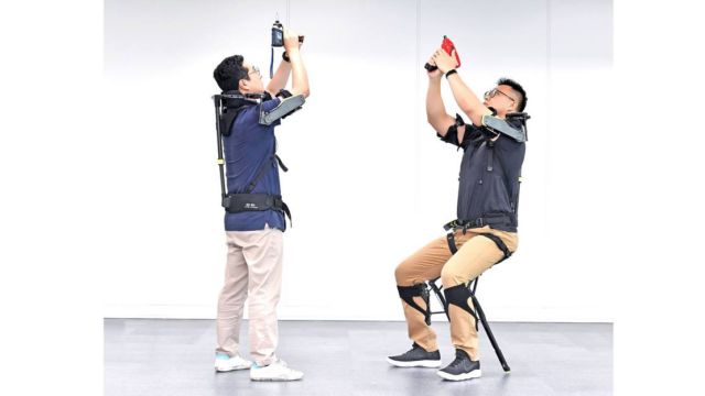 Wearable Vest Exoskeleton for Mechanics (1)