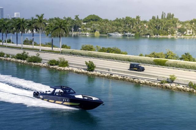 Mercedes-AMG G63 and Cigarette Racing 59' speedboat (4)