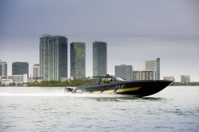 Mercedes-AMG G63 and Cigarette Racing 59' speedboat (11)